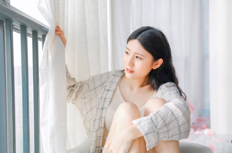 日系小清新美女白嫩肌肤甜美笑容嬉戏写真图片