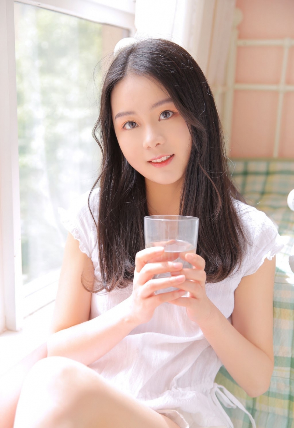 白嫩美女网红超短裤修长美腿嘟嘴卖萌写真图片