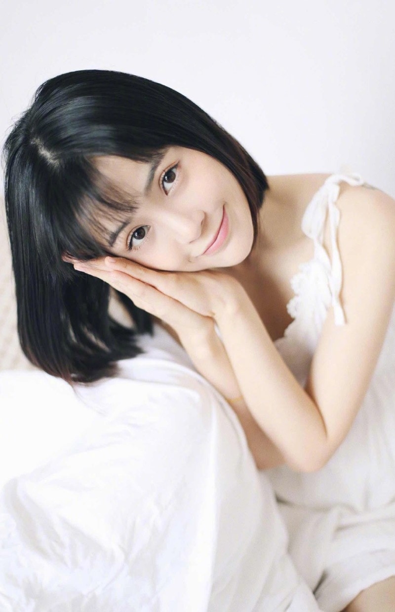 素颜女神吊带酥胸白嫩美腿展甜美笑容写真图片