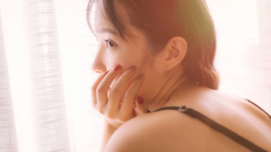 骨感美女吊带香肩牛仔热裤白皙美腿私房写真