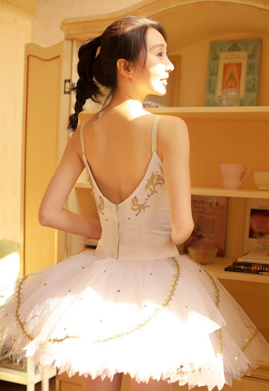 白嫩美女丰满身材性感撩人写真