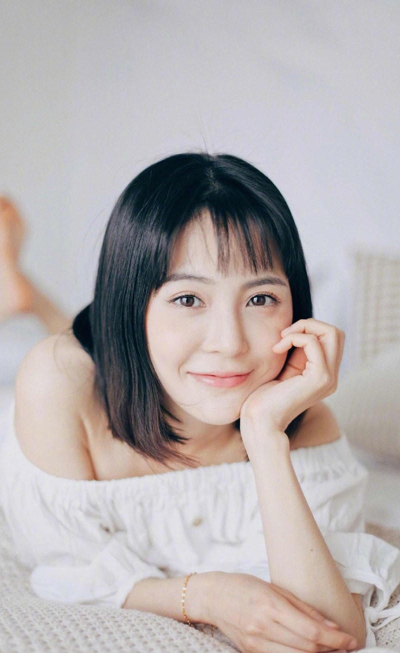素颜女神吊带酥胸白嫩美腿展甜美笑容写真图片