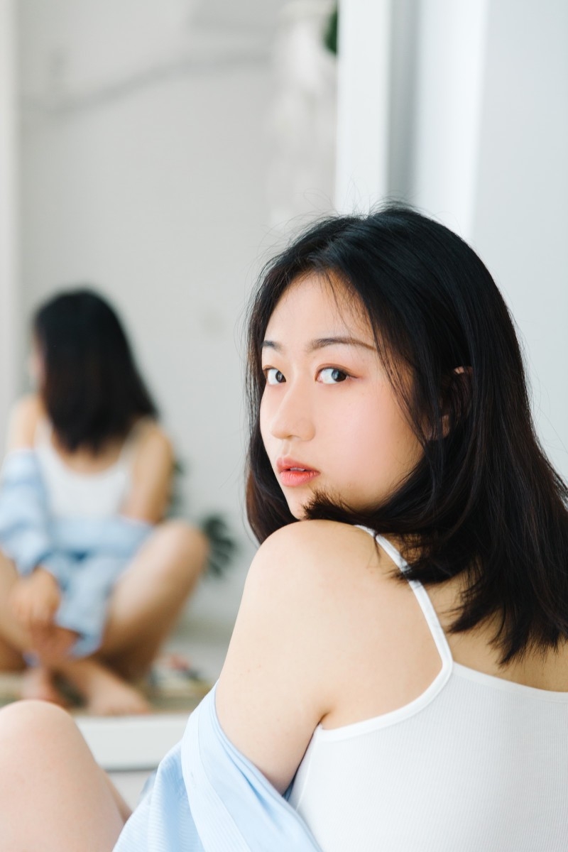 氧气美女吊带衬衣牛仔热裤白嫩肌肤写真图片