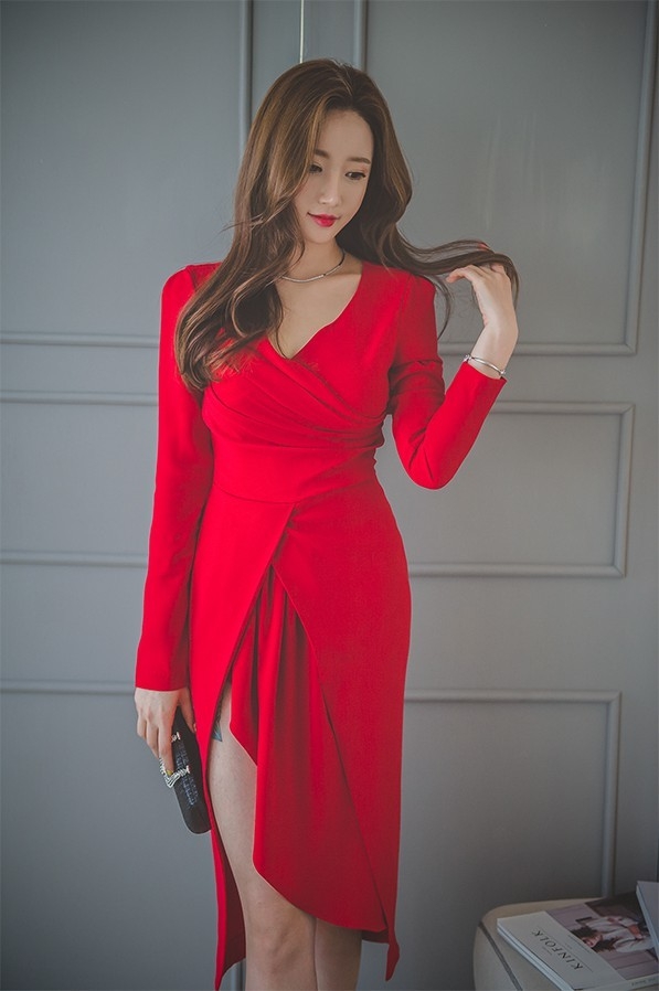 红唇美女开叉连衣裙高跟美腿前凸后翘写真