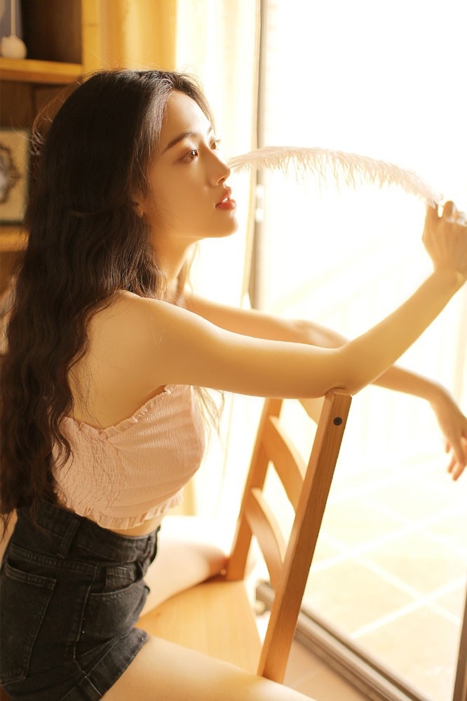 清新居家美女吊带热裤浴室迷离眼神写真图片