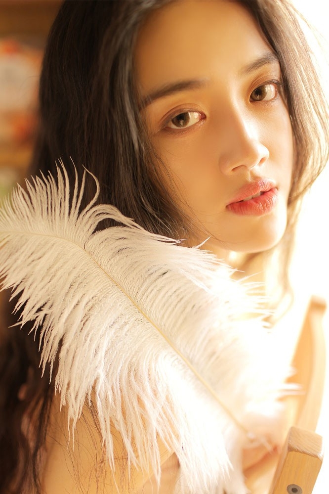 清新居家美女吊带热裤浴室迷离眼神写真图片