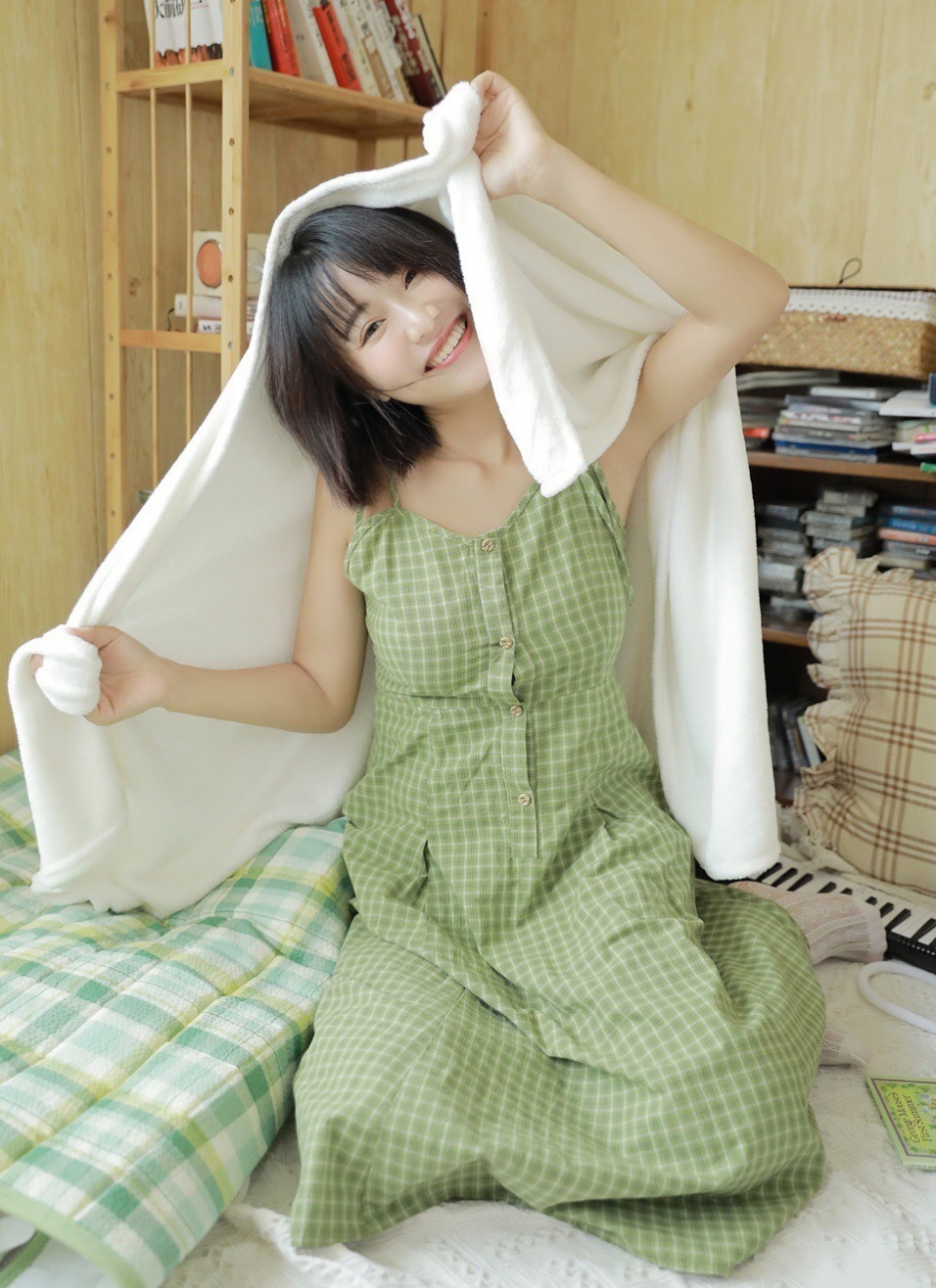 日本小清新美女吊带格子裙白丝美腿居家写真
