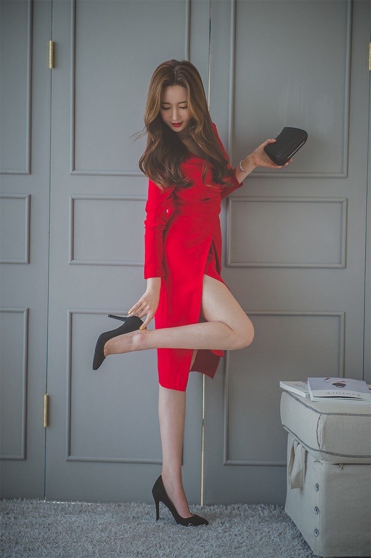 红唇美女开叉连衣裙高跟美腿前凸后翘写真