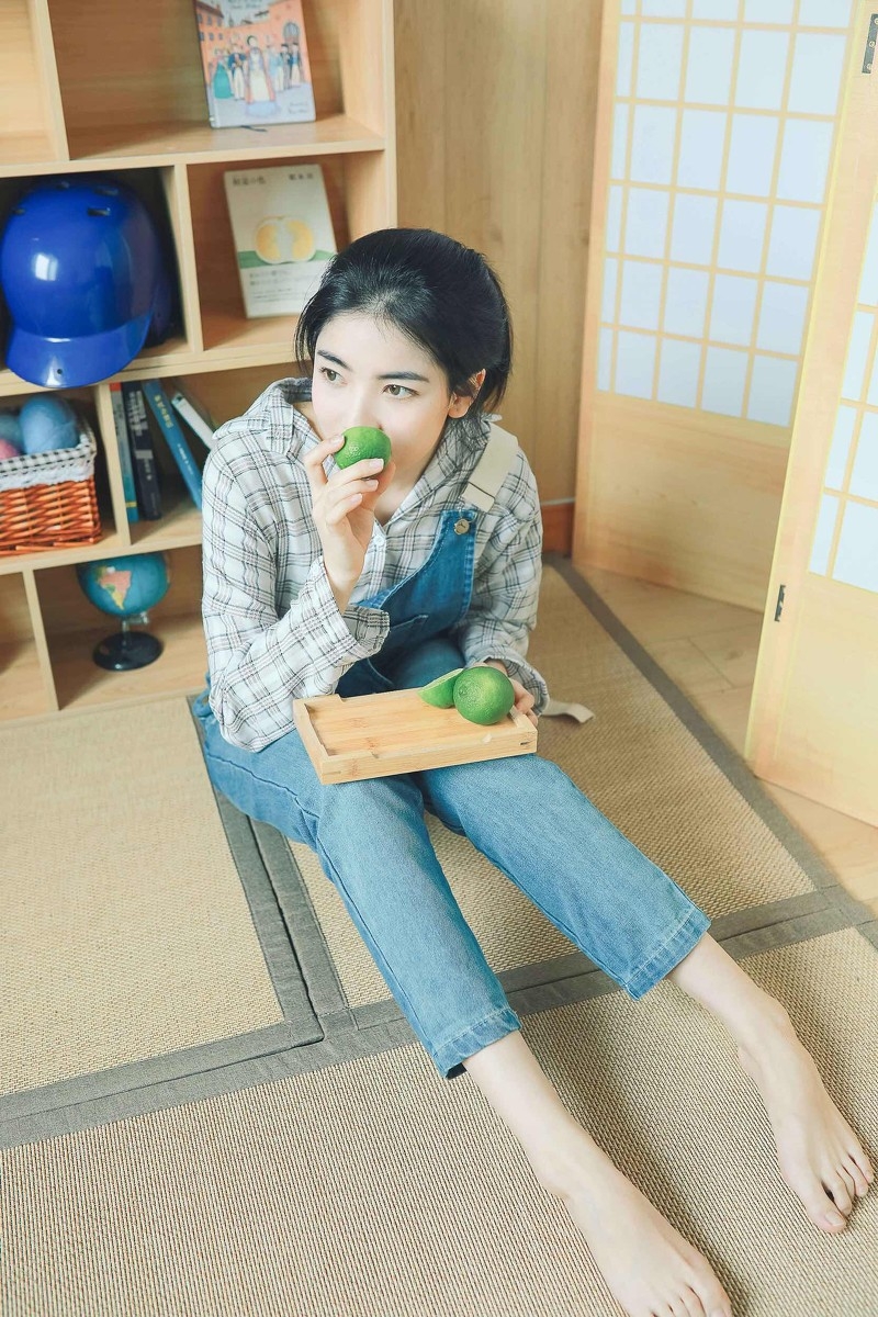背带裤美女格子衬衫展甜美笑容私房写真图片