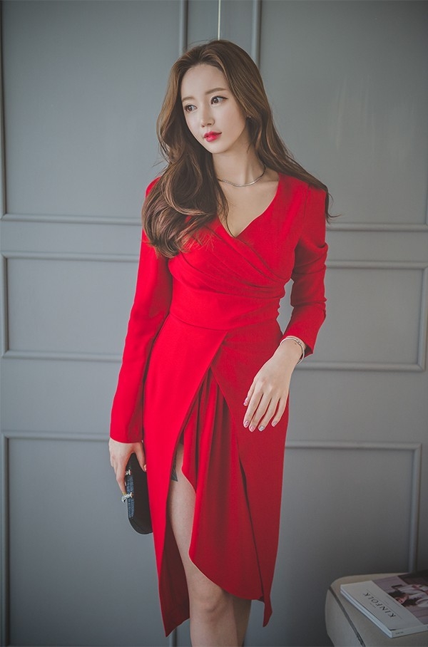 红唇美女开叉连衣裙高跟美腿前凸后翘写真