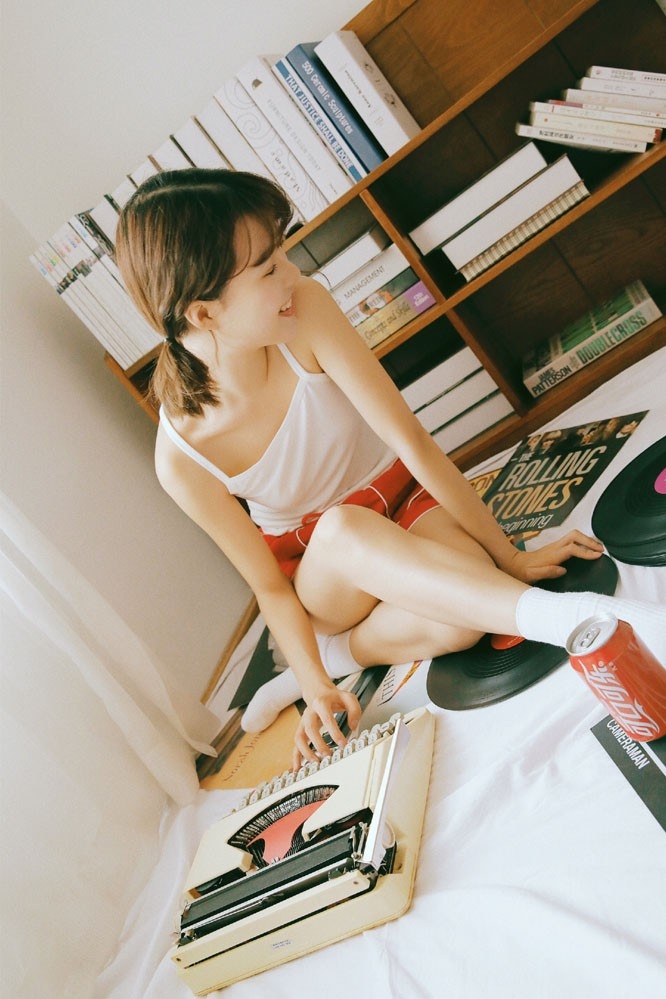 白嫩美女吊带香肩红色热裤修长美腿私房写真