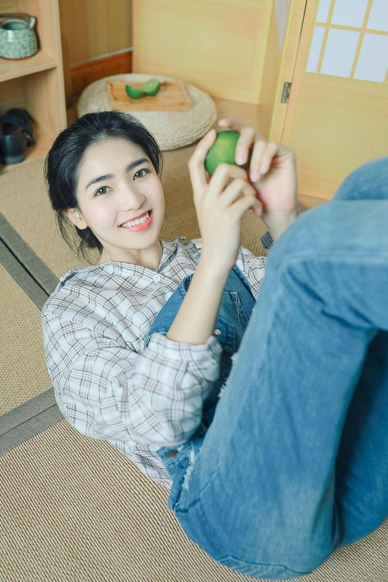 背带裤美女格子衬衫展甜美笑容私房写真图片
