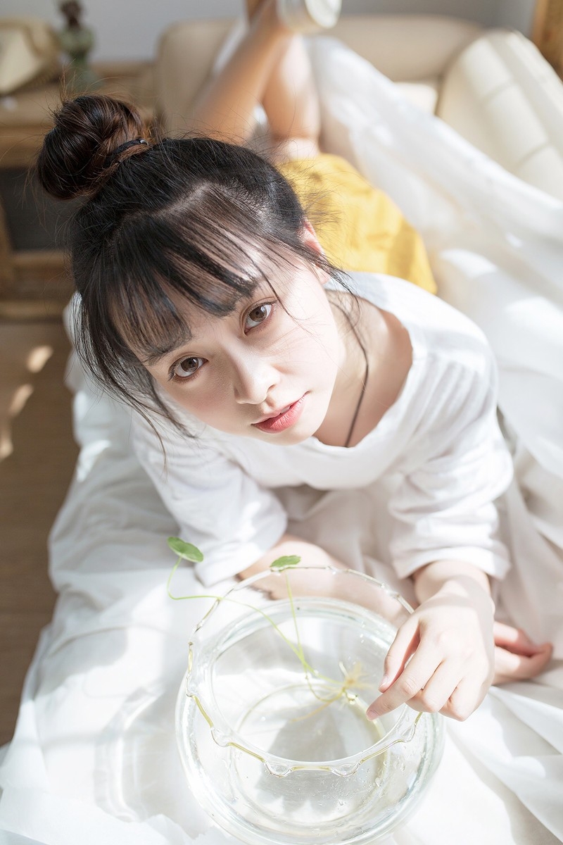 甜美女生刘海丸子头清新气质养眼写真图片