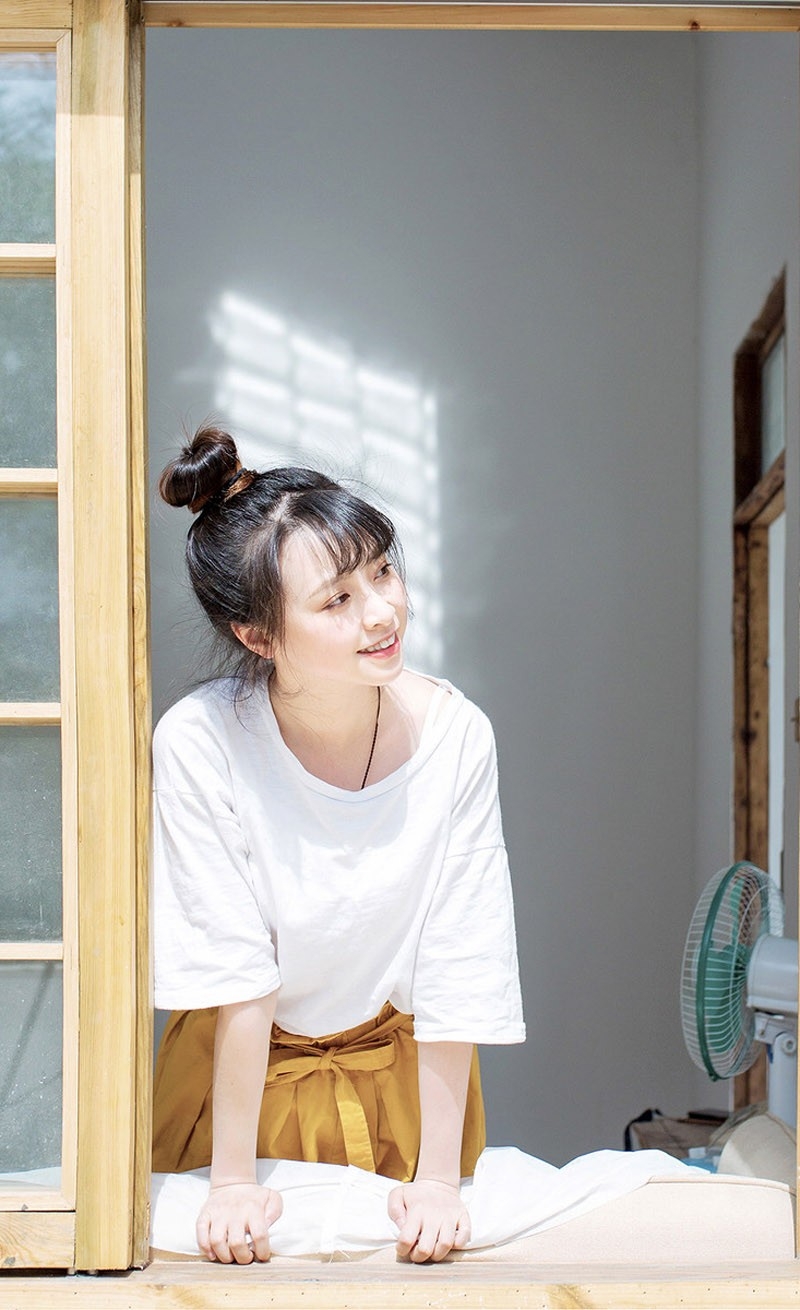 甜美女生刘海丸子头清新气质养眼写真图片