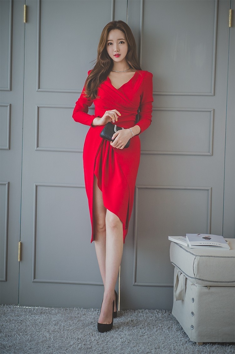 红唇美女开叉连衣裙高跟美腿前凸后翘写真