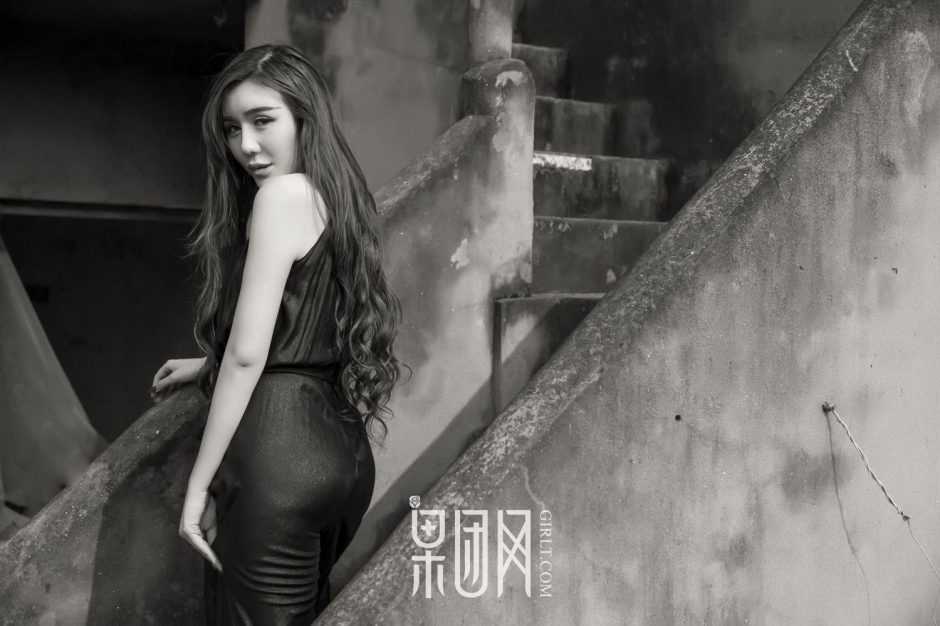 美女模特周晓唯内衣性感写真妩媚诱人