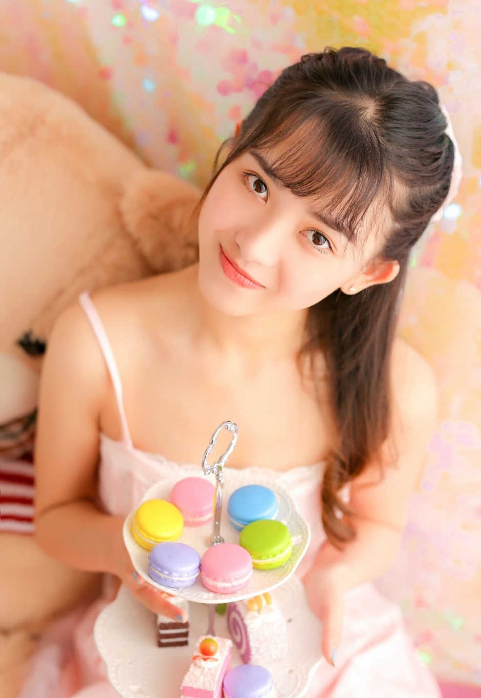 粉红少女公主蕾丝吊带白丝美腿私房写真
