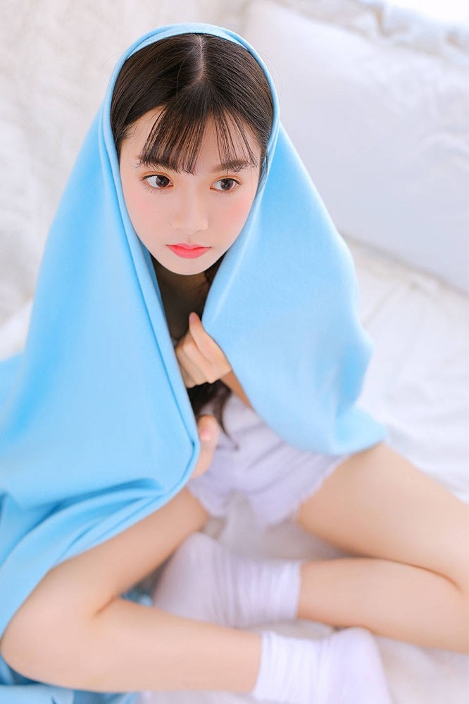 小清新美女精致妆容吊带香肩短裤美腿私房写真