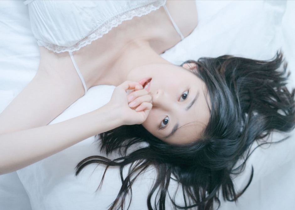 吊带美女小露香肩白皙美腿大胆床照销魂写真