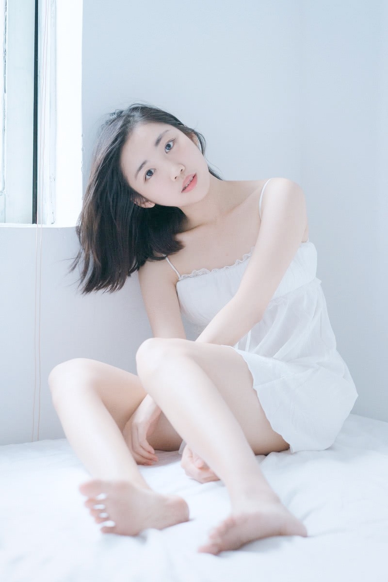 吊带美女小露香肩白皙美腿大胆床照销魂写真