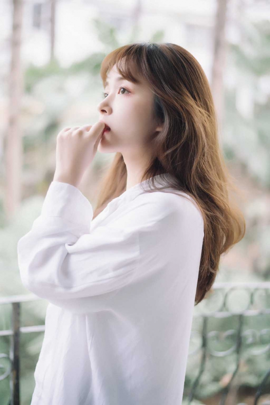 丸子头美少女吊带香肩白纱裙美肌私房写真