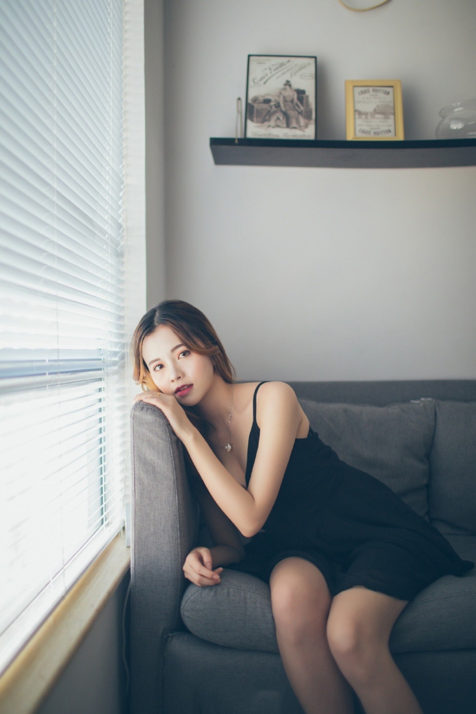 寂寞少妇情趣吊带睡裙丰满深沟鲍鱼大胆人体写真