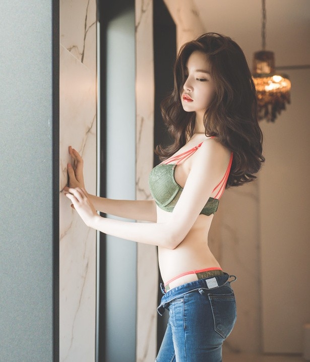 韩国紧身牛仔裤美女林正允上身赤裸露美胸人体艺术图片