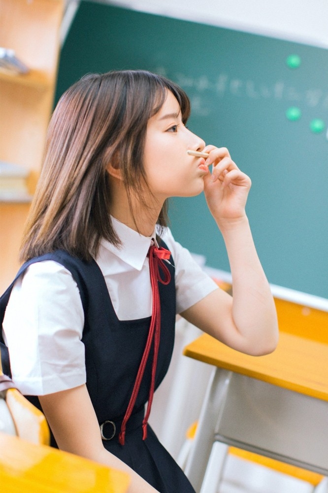 台湾美女学生妹教室制服甜美笑容俏皮写真