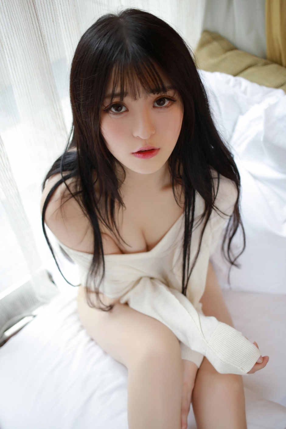 大奶牛美少妇诱人香肩白皙美腿裸露下体人体艺术写真