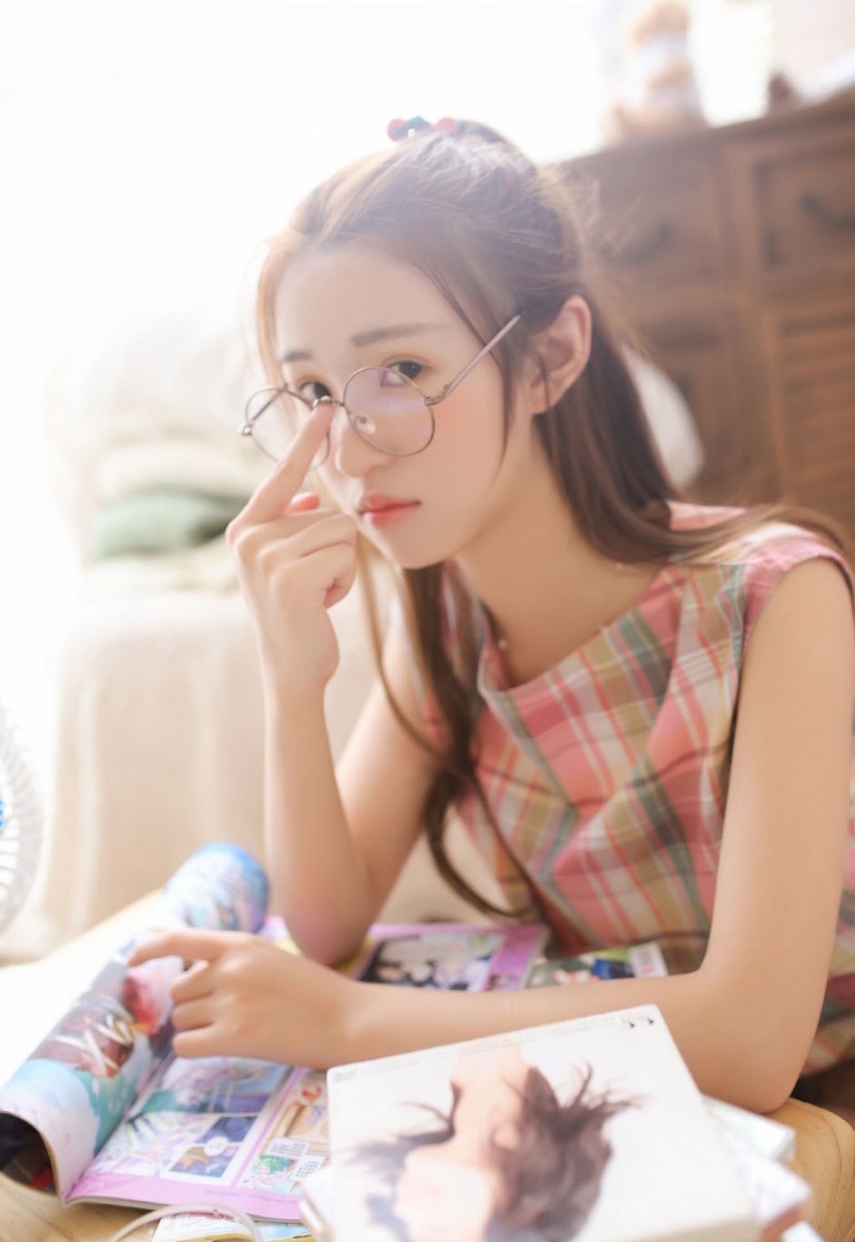 丸子头美女大胆长腿诱惑性感高清美女图片