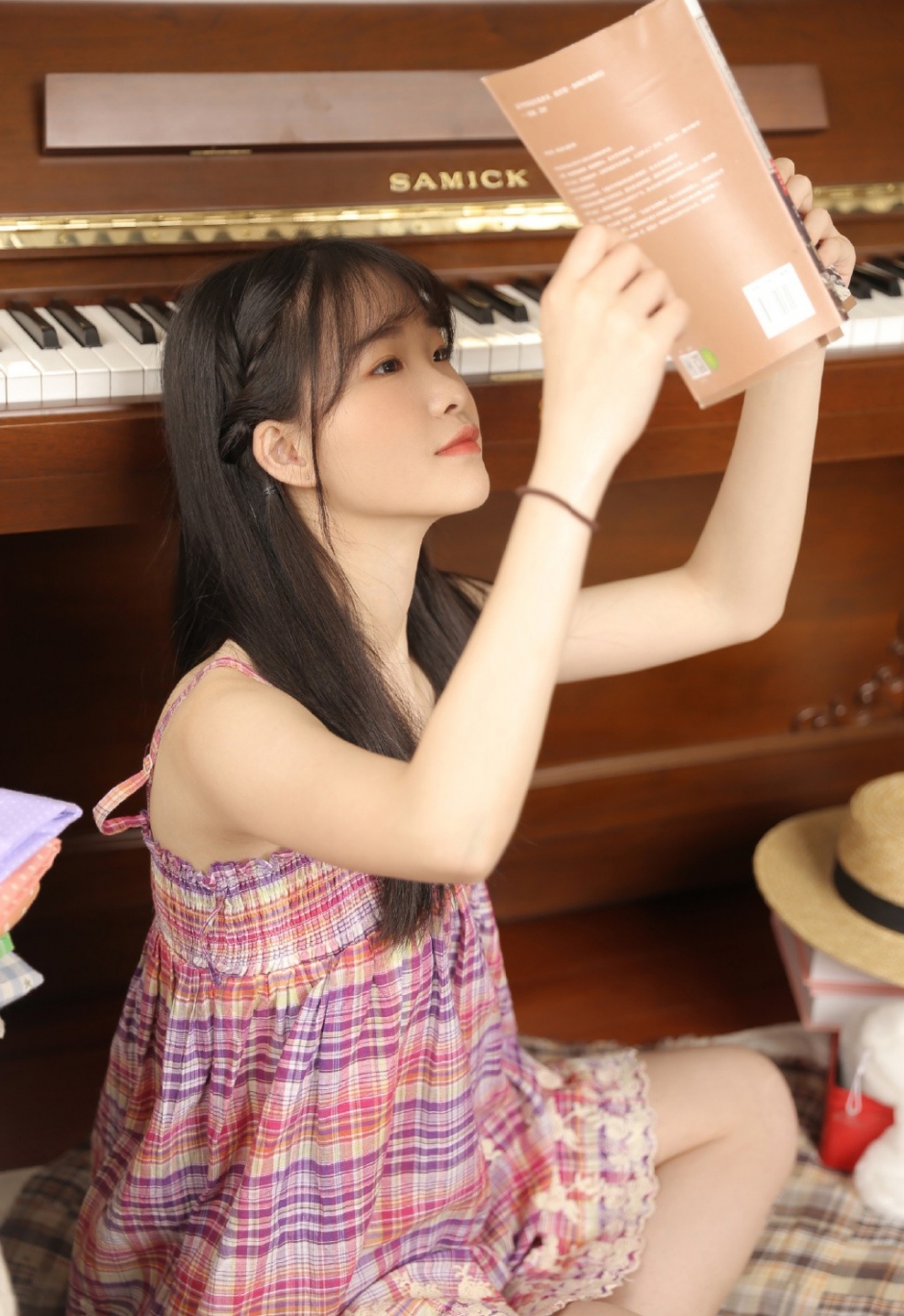 裹胸吊带裙治愈系少女白皙香肩修长美腿写真