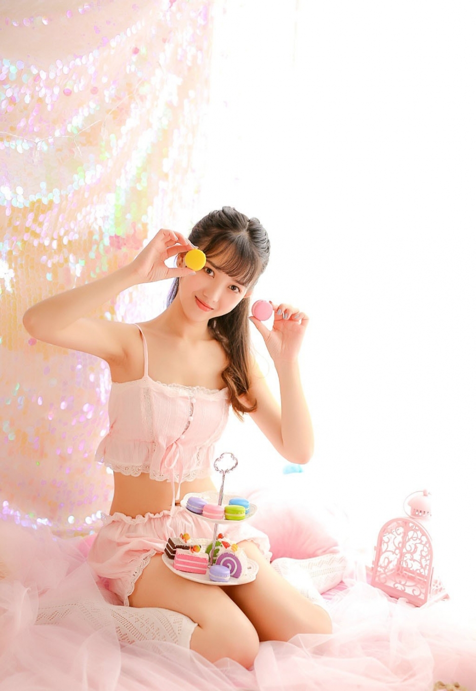 粉红少女公主蕾丝吊带白丝美腿私房写真