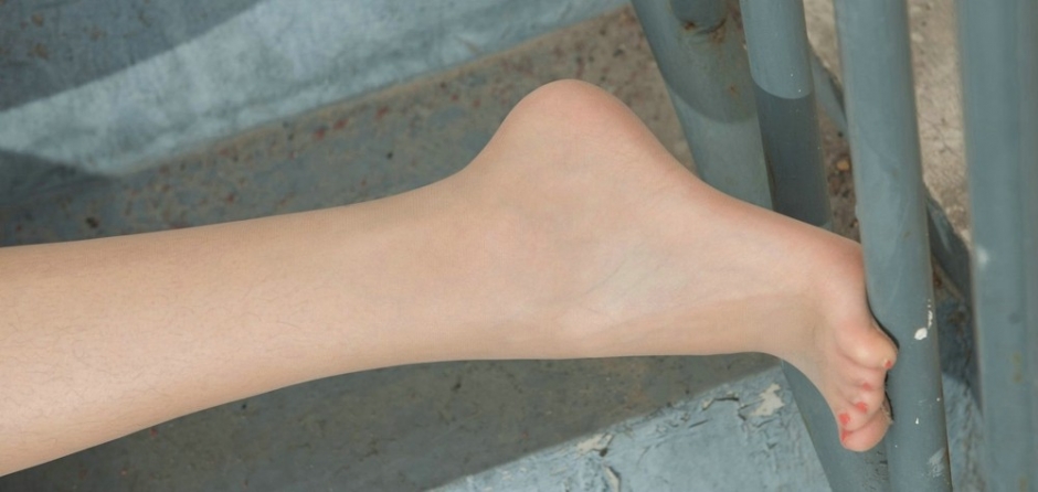 肉薄丝滑板美少女大胆美腿诱惑人体艺术图片