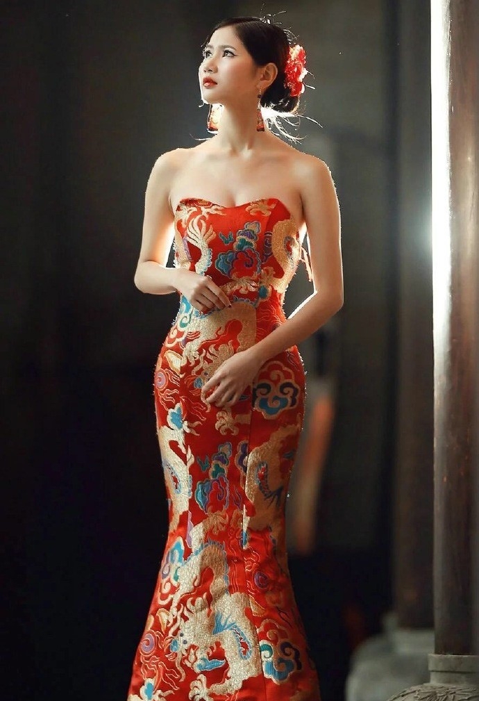 中国风红色旗袍美女白嫩嫩性感人体艺术大胆户外写真