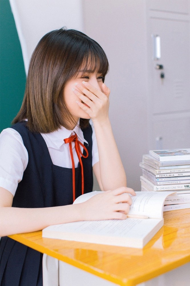 台湾美女学生妹教室制服甜美笑容俏皮写真
