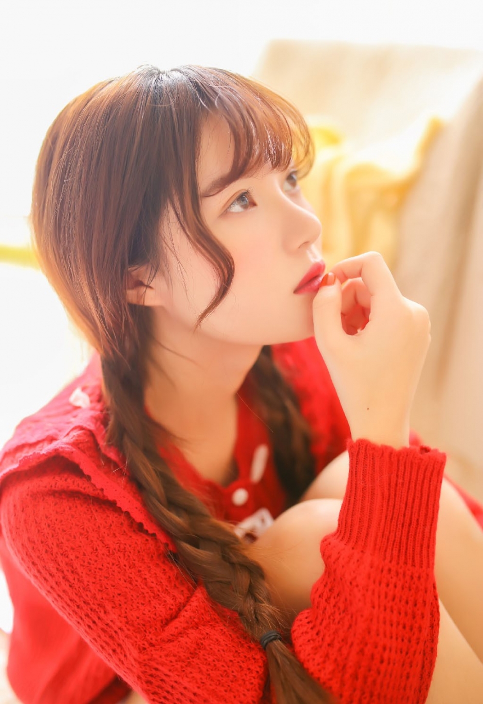 热裤长腿美女红色毛衣性感私房写真