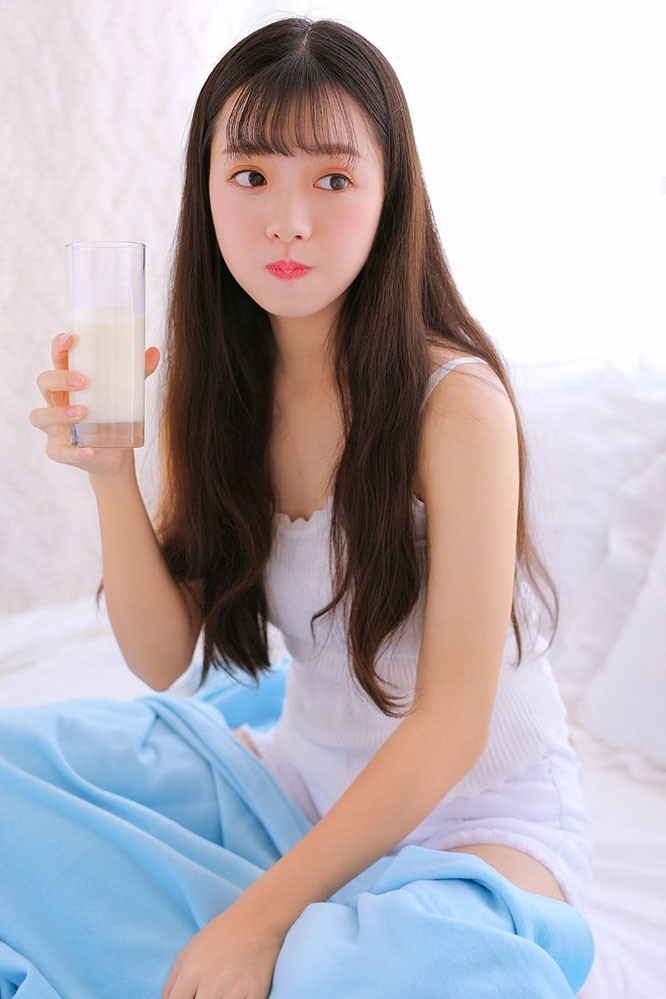 小清新美女精致妆容吊带香肩短裤美腿私房写真