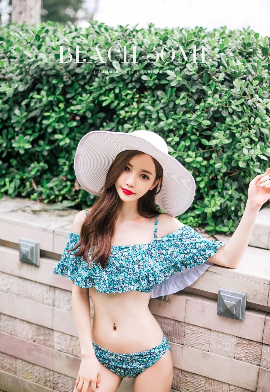 度假美女吊带露肩装大秀蛮腰白嫩美腿写真