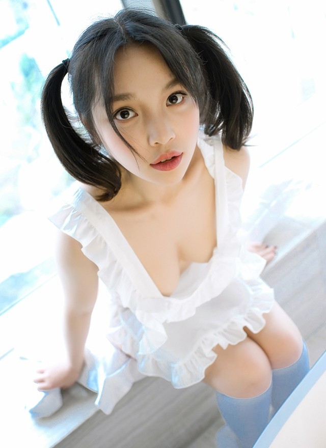 羊角辫真空围裙萝莉美女玉腿雪乳性感人体艺术写真