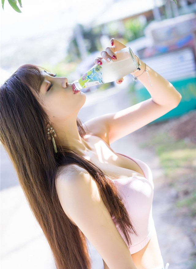 运动美女吊带爆乳背心超短裤肥臀人体艺术写真