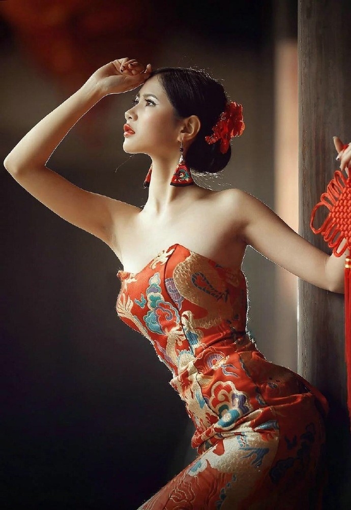 中国风红色旗袍美女白嫩嫩性感人体艺术大胆户外写真