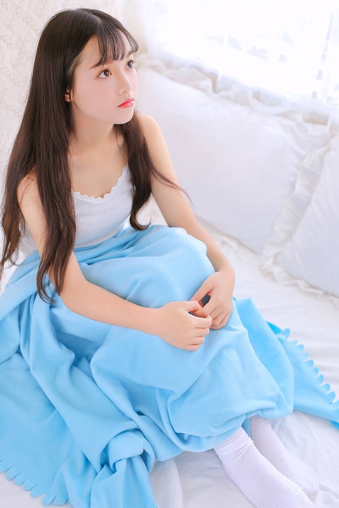 小清新美女精致妆容吊带香肩短裤美腿私房写真