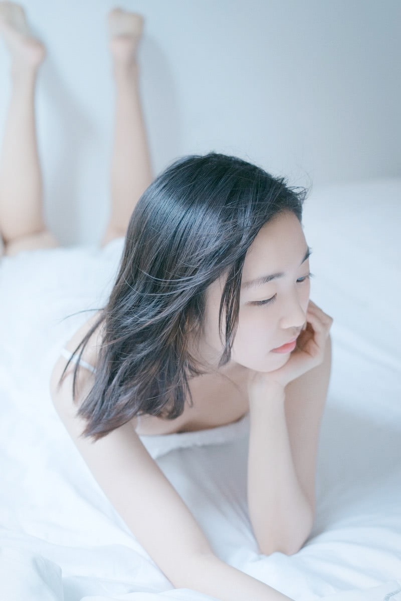 吊带美女小露香肩白皙美腿大胆床照销魂写真