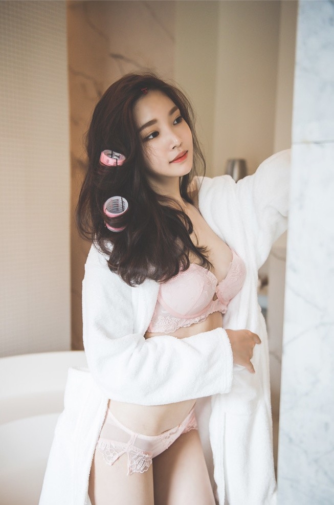 宅男女神林正允情趣内衣湿身酥胸翘臀诱惑写真