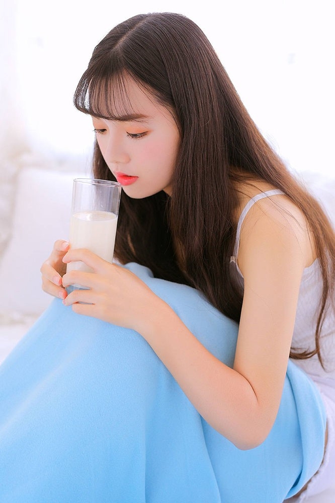 小清新美女精致妆容吊带香肩短裤美腿私房写真