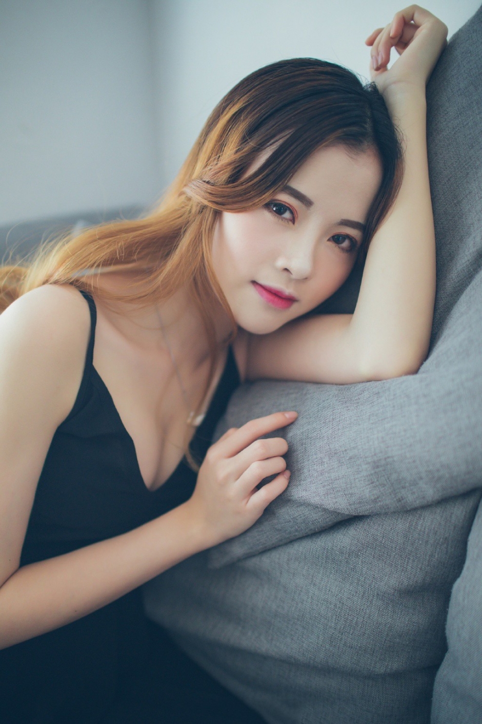 寂寞少妇情趣吊带睡裙丰满深沟鲍鱼大胆人体写真