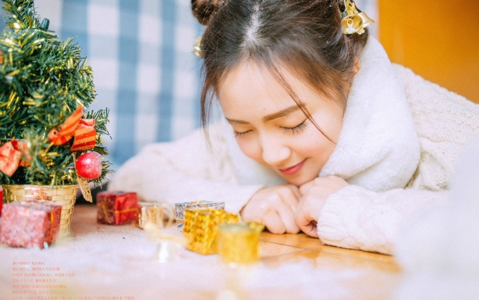 纹身美女美乳肥臀圣诞节夜晚性感人体艺照摄影