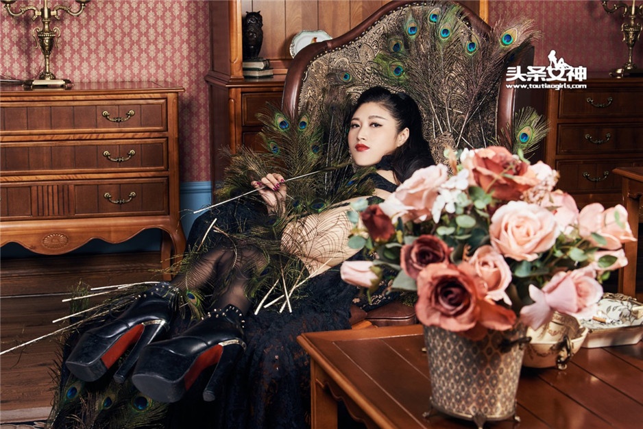 极品尤物美女盼盼黑色蕾丝睡衣私房照