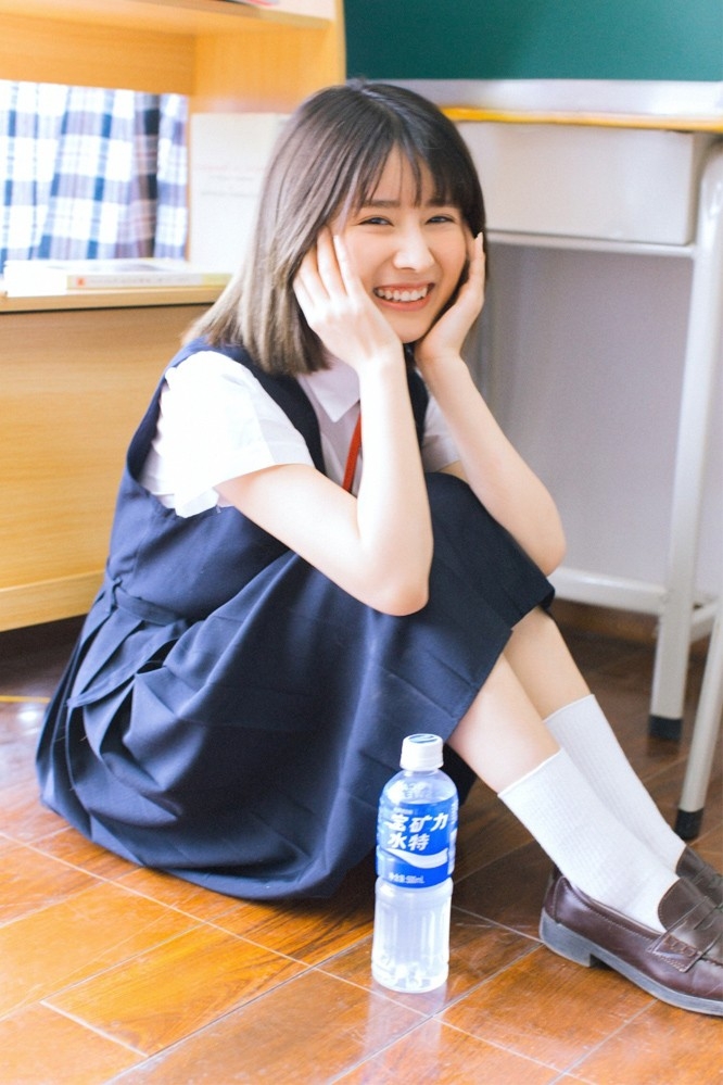 台湾美女学生妹教室制服甜美笑容俏皮写真