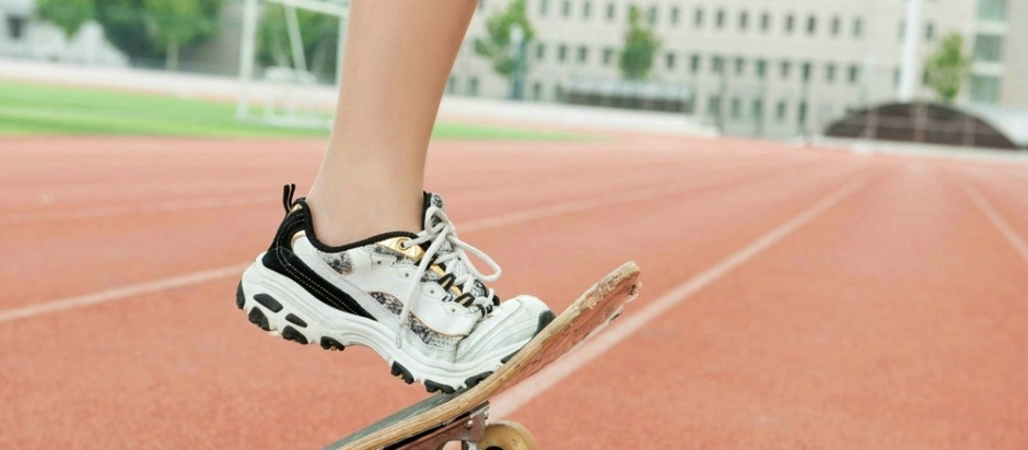 肉薄丝滑板美少女大胆美腿诱惑人体艺术图片